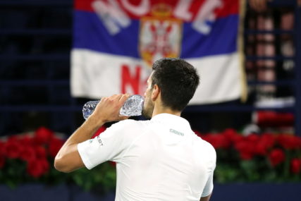 Novak Đoković pije vodu