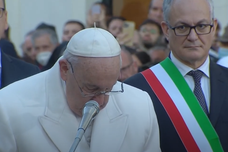 Nije mogao zadržati suze: Papa Franjo zaplakao tokom molitve posvećene Ukrajincima (VIDEO)