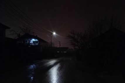 Mještani Petrićevca djelimično u mraku: Dijelovi kuće bez svjetla, ulična rasvjeta kao disko kugla (VIDEO)