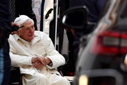 Oglasio se Vatikan: Stanje bivšeg pape Benedikta ozbiljno, ali stabilno