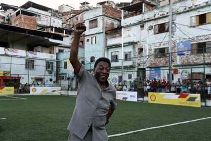 Navijači pohrlili da mu odaju počast: Sanduk legendarnog Pelea izložen na stadionu Santosa