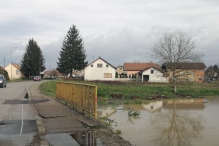 Posljedice poplave u Potkozarju: Mostovi porušeni, sela izolovana (FOTO)