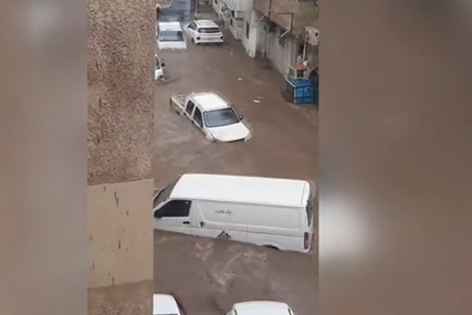 Nabujala vodi nosi automobile: Poplave u Saudijskoj Arabiji napravile haos (VIDEO)