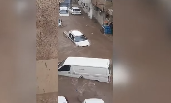Nabujala vodi nosi automobile: Poplave u Saudijskoj Arabiji napravile haos (VIDEO)
