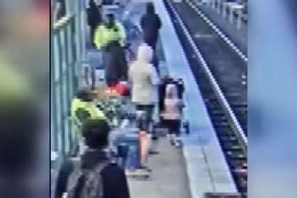 "Dijete je licem udarilo o kamenje i šine" Žena gurnula djevojčicu (3), srećom voz nije naišao (VIDEO)