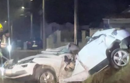 TEŠKA NESREĆA Automobil prepolovljen, poginule 2 osobe (FOTO)