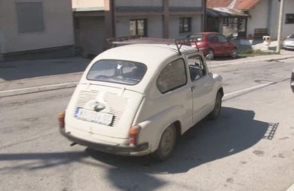 (VIDEO, FOTO) Mlađi ga gledaju u čudu: Bio je KULTNI AUTO BIVŠE JUGE, danas za njim samo NOSTALGIČARI UZDIŠU