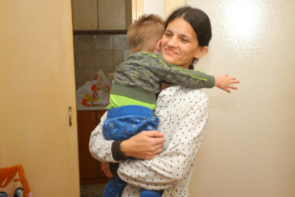 Suzana Savić sa jednim od svoje osmoro djece