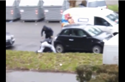 Tuča usred bijela dana: Vozač kombija prepriječio ulaz u zgradu pa nastao haos (VIDEO)