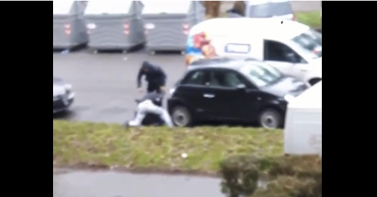 Tuča usred bijela dana: Vozač kombija prepriječio ulaz u zgradu pa nastao haos (VIDEO)