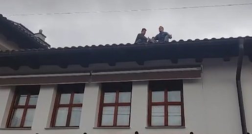 "Kunem se, skočiću" Potresne scene iz Velike Hoče, Petrović PRIJETI SAMOUBISTVOM sa krova kuće (VIDEO)