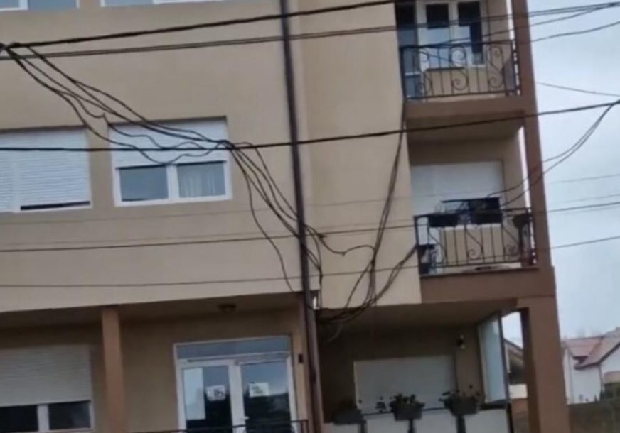 Nevjerovatan snimak izazvao brojne komentare: Ovdje neko može da pogine, evo kako su u zgradi bez struje riješili problem (VIDEO)
