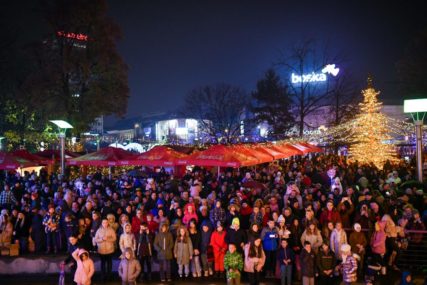 Sjajna zabava u Zimzobalu: Večeras koncert Amadeus benda u parku „Petar Kočić“