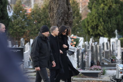 Nebojša Stefanović izašao iz ilegale: Uhvaćen sa novom djevojkom na sahrani u pratnji obezbeđenja (FOTO)