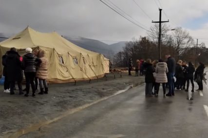 U toku uklanjanje barikada na KiM: Građani i dalje okupljeni u Rudaru i Ibarskoj Slatini