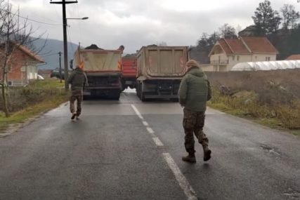 Incident na barikadama: Zapaljeni kamioni kod Kosovske Mitrovice