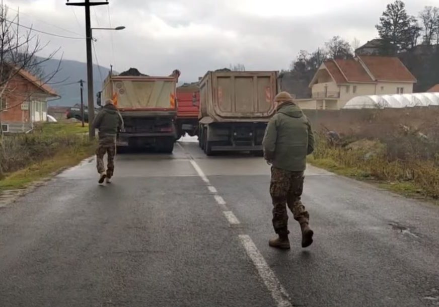 Srbi ne odlaze sa barikada: Uprkos zategnutoj situaciji noć na sjeveru Kosova protekla mirno