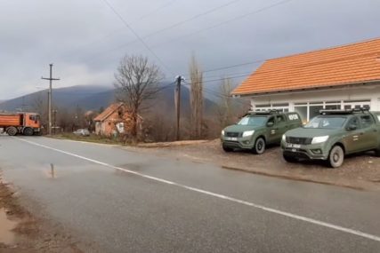 "Svi smo na nekim spiskovima" Kod Zubinog potoka šatori i barikade (FOTO, VIDEO)