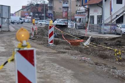 Kobna "bijeljinska rupa": Radnicima gradilišta NIJE JASNO zašto vozila upadaju u nju, reagovala i policija (VIDEO, FOTO)