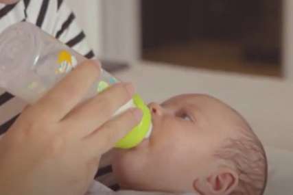 Beba pije mlijeko iz flašice