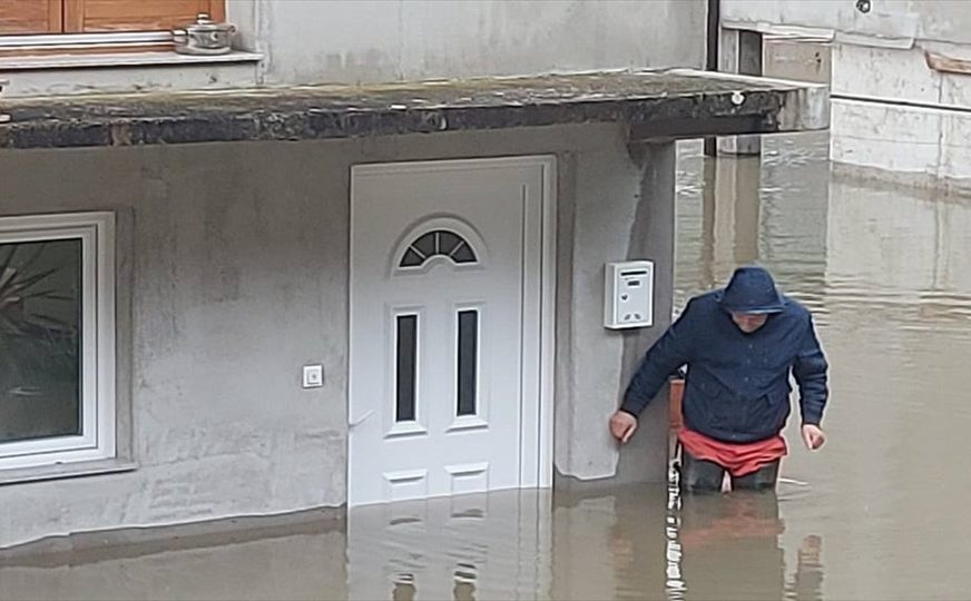 HUMANOST NA DJELU Vlasnik pekare u Bihaću dijeli hljeb za porodice u poplavljenim područjima