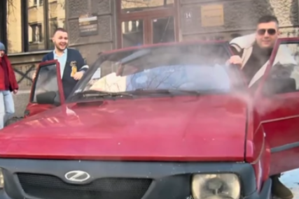 Bojanu Leksingtonu prokuvalo auto nasred puta: Voda curila na sve strane, pjevač se uhvatio za glavu (VIDEO)