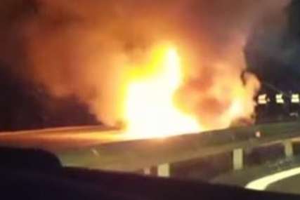 BUKTINJA NA AUTO-PUTU Automobil se zapalio i probio zaštitnu ogradu (VIDEO)