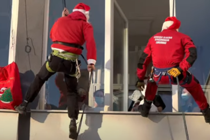 NEOBIČAN PRIZOR U VIŠEGRADU Djed Mraz stigao zip-lajnom, pa podijelio 200 paketića