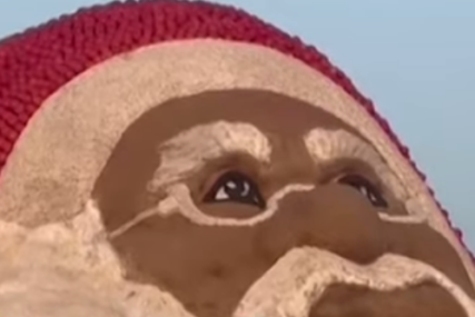 Najveći Djed Mraz na svijetu: Paradajz i pijesak njegovo su odijelo (VIDEO)
