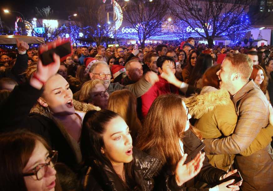 "Vi ste krivi za ovo" Na dočeku sinoć više od 18.000 ljudi, večeras nastavak uz grupu "Galija" (FOTO)