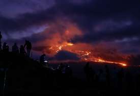 Nestvarni prizori: Erupcija najvećeg aktivnog vulkana na svijetu privlači posmatrače (FOTO)