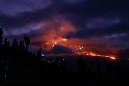 Nestvarni prizori: Erupcija najvećeg aktivnog vulkana na svijetu privlači posmatrače (FOTO)