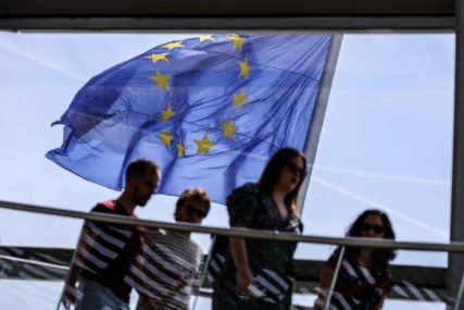 Mladi stoje ispred zastave EU