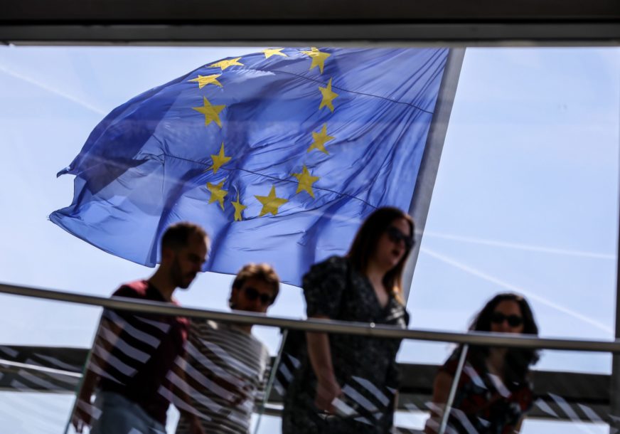 Mladi stoje ispred zastave EU