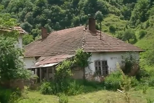 Ljubica i Lela napravile pometnju u selu: Svi gledaju u njih kada prođu putem (VIDEO)