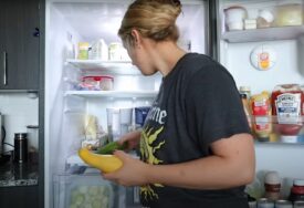 (VIDEO) “Ne mogu da vjerujem da tek sada saznajem za ovo” Pronašla skrivenu pregradu u frižideru, pa se zgrozila