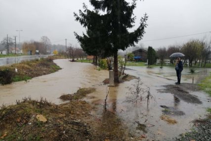 Njive potopljene, voda prijeti kućama: Nagli porast vodostaja Save i drugih rijeka u Gradiški i Kozarskoj Dubici (FOTO)