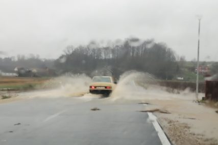 UPOZORENJE IZ AMS Otežan saobraćaj zbog padavina, voda na magistrali Banjaluka – Prijedor