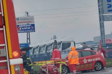 Sjekli automobil da je izvuku: U nesreći povrijeđene 2 osobe, jedna žena stradala