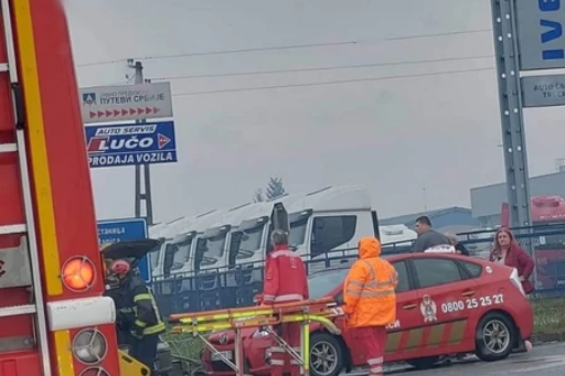 Sjekli automobil da je izvuku: U nesreći povrijeđene 2 osobe, jedna žena stradala