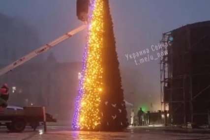 "Rusija neće ukrasti Božić" U Kijevu postavljena jelka, gradske vlasti imaju i posebnu poruku (VIDEO)