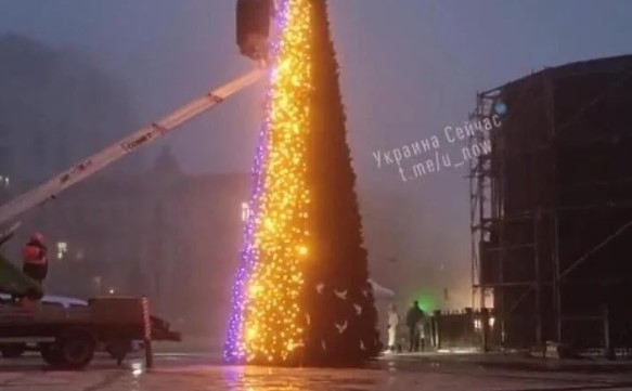 "Rusija neće ukrasti Božić" U Kijevu postavljena jelka, gradske vlasti imaju i posebnu poruku (VIDEO)
