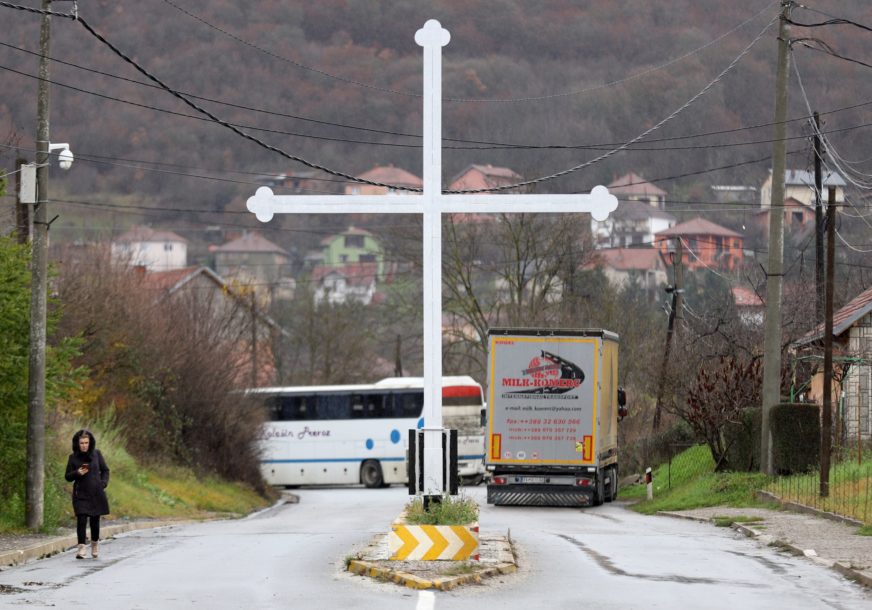 Srbi postavili barikade na Kosovu