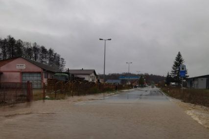 BUJICE U NOVOM GRADU Voda poplavila puteve i dvorišta, evidentiran i jedan odron
