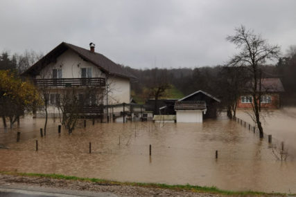 Poplave i u Hrvatskoj: Pod vodom putevi i dvorišta