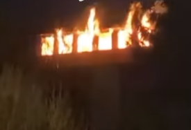 Gori krov napuštenog hotela: Plamen guta nekoliko soba (VIDEO)