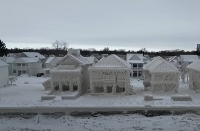 Kuće okovao led i snijeg u SAD