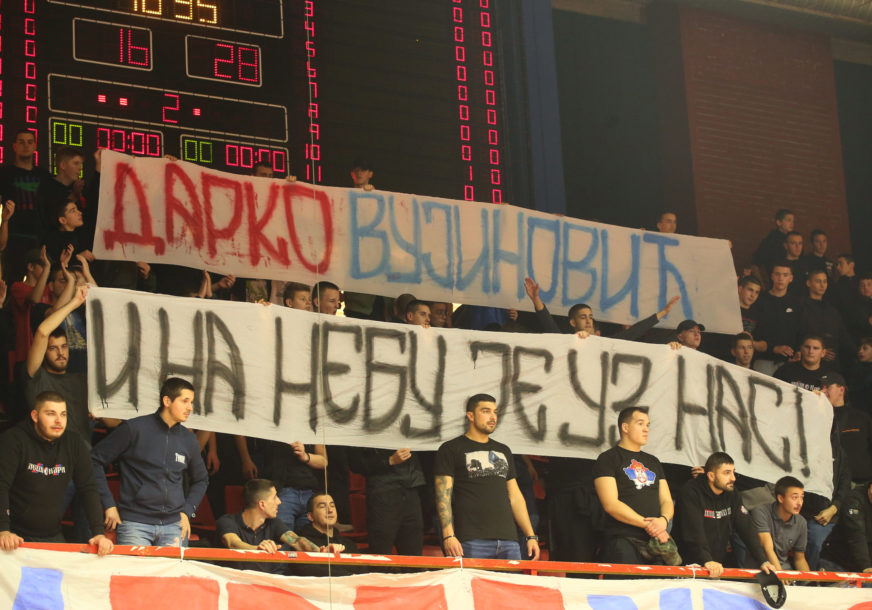 Na utakmici EHF kupa za žene izmedju ZRK Borac i Benfike , domaci navijaci lesinari razlili transparent nedavno preminulom navijacu Borca Darku VOjinovicu 