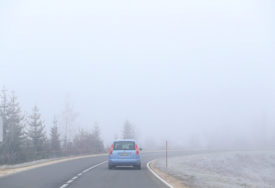 Vozači, oprez! Magla smanjila vidljivost na drumovima pored rijeka