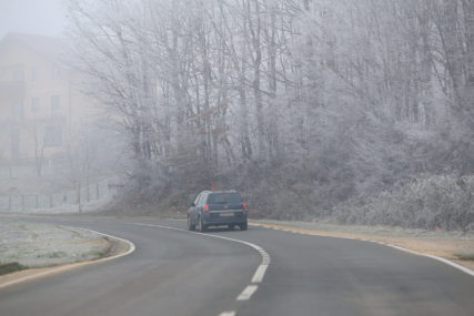 Većina puteva prohodna: Pojačajte oprez zbog magle i odrona na nekim dionicama